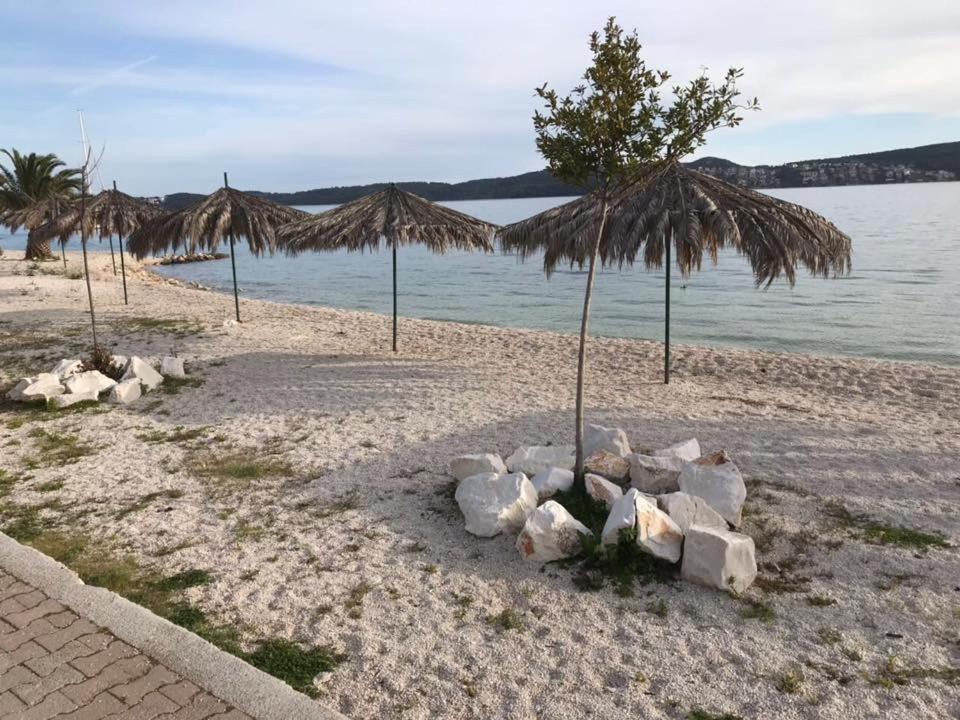 Apartmani Mane Traù Esterno foto